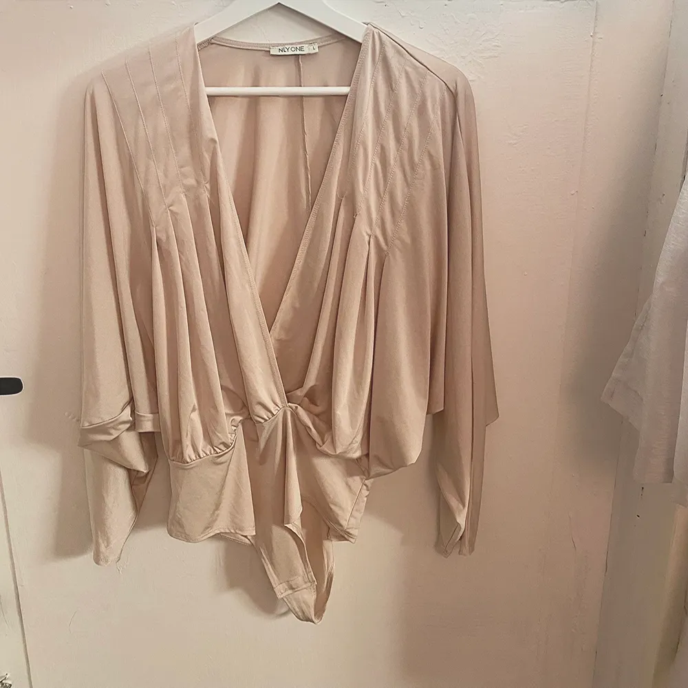 En body från NLY ONE i färgen ljus rosa Str L. Material är Silkes. Inga skador eller missfärgningar finns. Original pris 129 kr säljs för 50 kr. Frakt ingår ej. . Blusar.