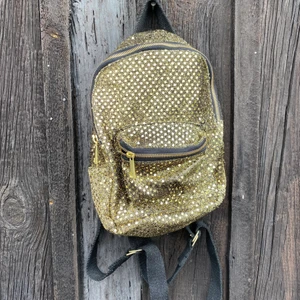 Liten ryggsäck i guld - Skitgullig ryggsäck i guld med glitter och paljetter. Perfekt för fester och festival✨ Höjd 28 cm Bredd 24 cm Djup 10 cm  Kan mötas upp eller skicka spårbart :) 