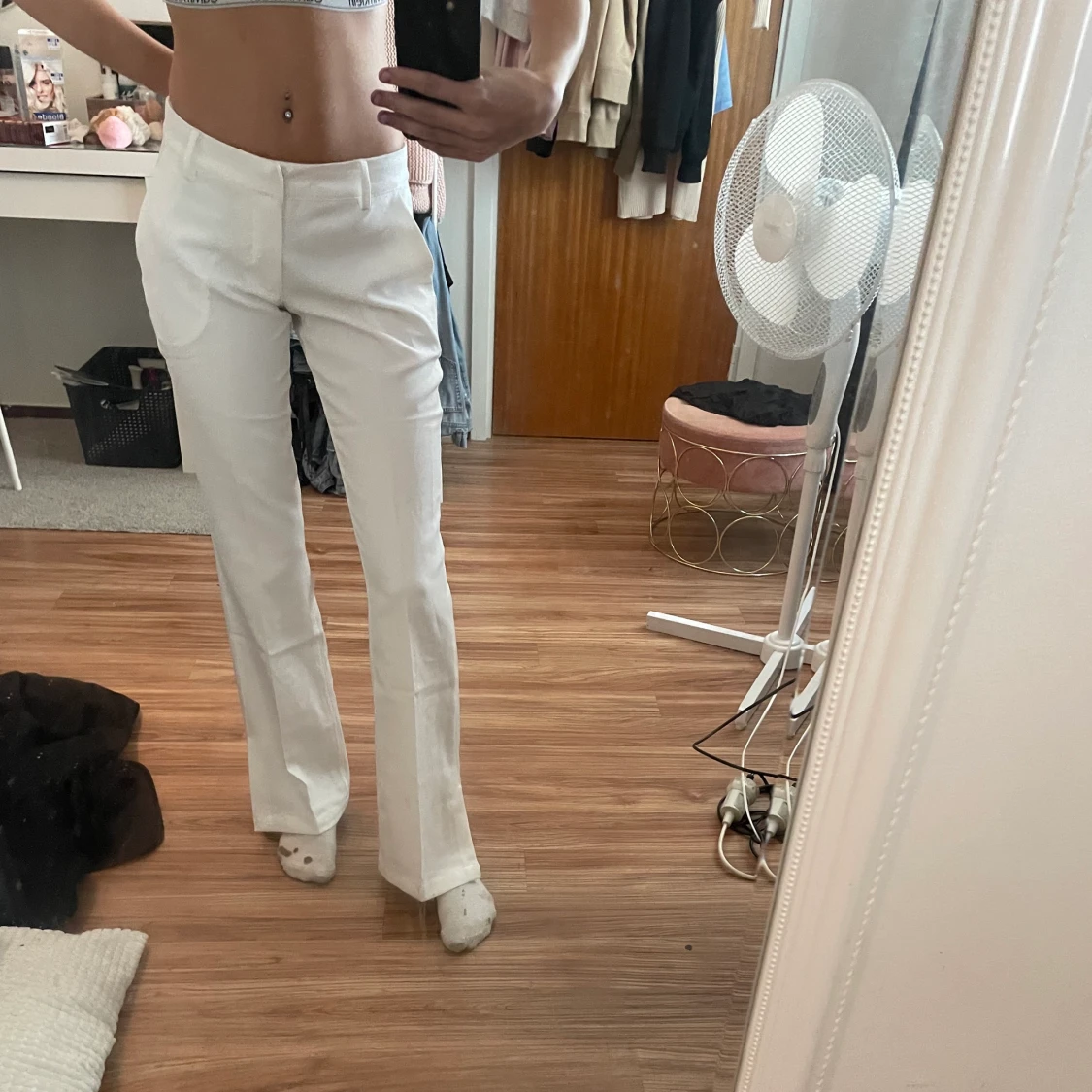 Lågmidjade vita kostymbyxor 