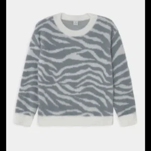 Lindex tröja - Säljer denna super sköna och fina tröjan från Lindex. Köpt på barnavdelningen i vintras och har endast användt 2-3 gånger. Säljer eftersom att den inte används. Super mjuk och sticks inte alls. Den är i storlek 158/164 så skulle säga att den passar xs-s:)