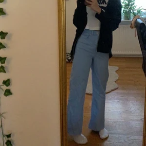 Blåa jeans 💙 - Ljusblåa jeans som jag säljer billigt, 50kr. Köpta på hm för 199kr. Använda 2-3 gånger💓