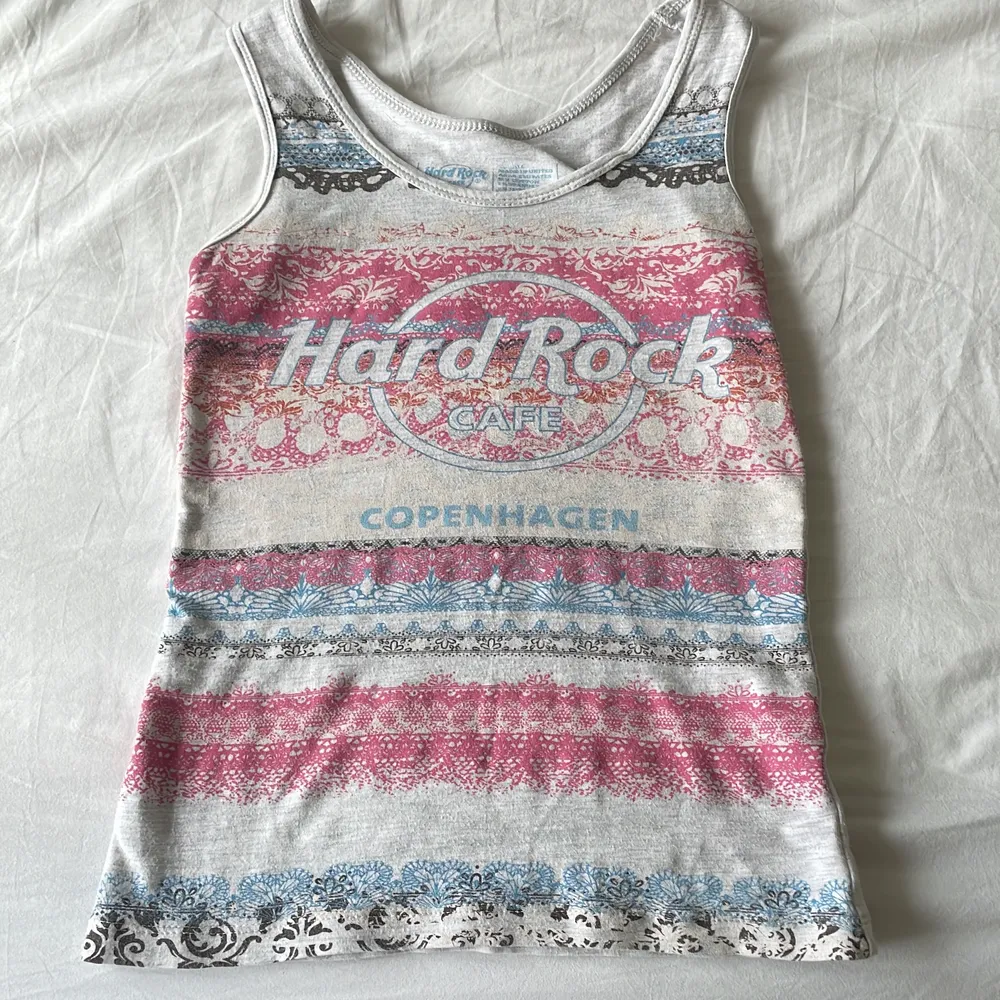 Hard Rock cafe copenhagen linne som jag har haft några år men inte använt så mycket. Väldigt bra skick❤️ står ingen storlek men skulle säga xs-s. Toppar.