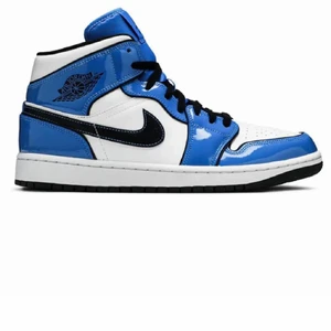 Jordans singal blue - säljer mina jordans då de inte kommer till användning, köpta förra våren och är i fint skick! Köpta för 2800