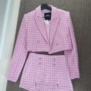 Set från Zara XS  - Rosa set från zara. Oanvänt. Storlek XS.  Kan mötas i centrala Malmö eller skicka. Köparen står för frakten.  