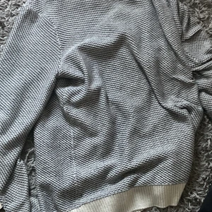 stickad kofta  - säljer denna fina stickade kofta från dobber!! är ganska oversized men sitter fint på mig som är xs