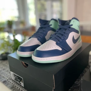 Jordan 1 mid blue mint stl 43 - Ett par helt oanvända mids i stl 43 Köpta från nike.com 