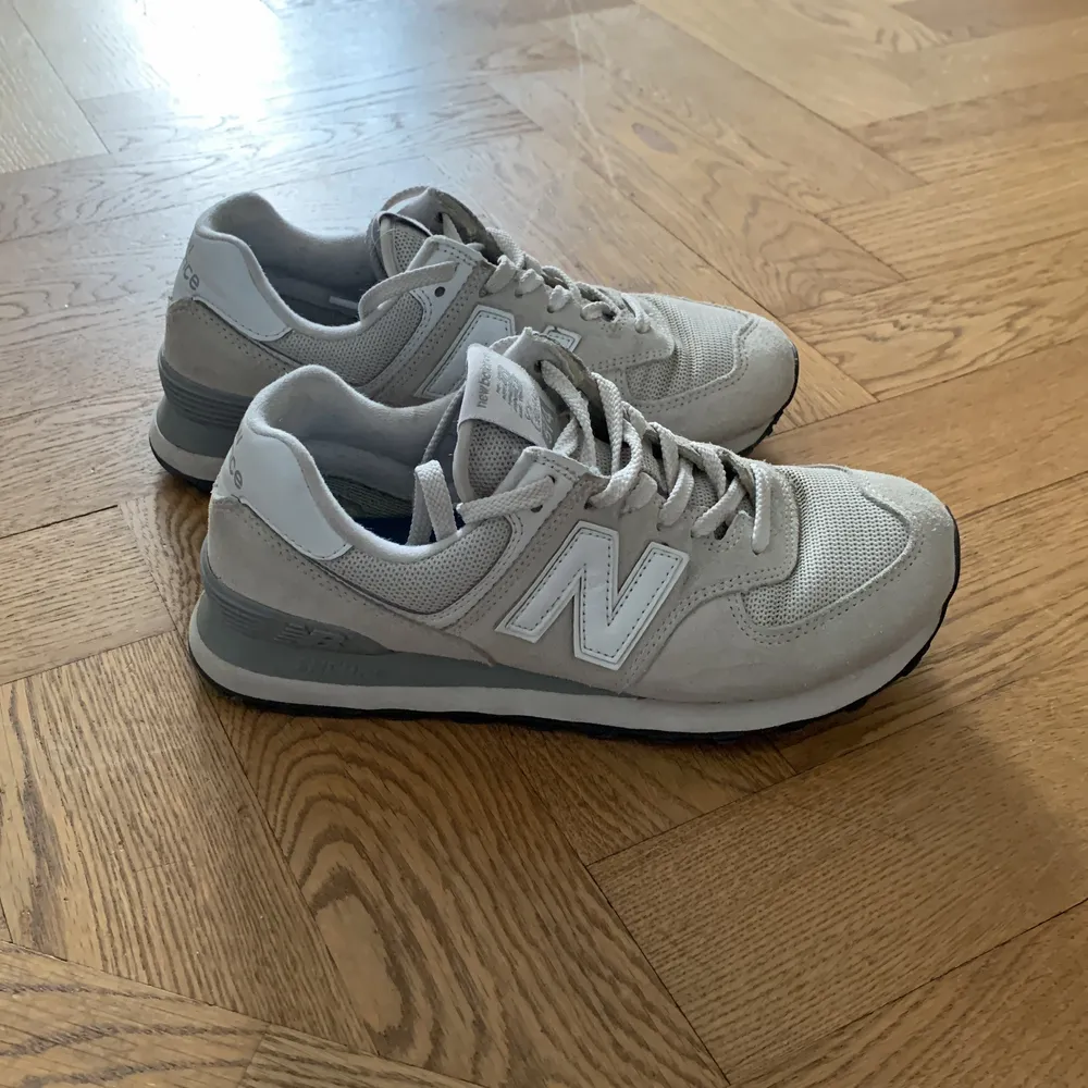 Sneakers från New Balance. Beige/gråa.. Skor.