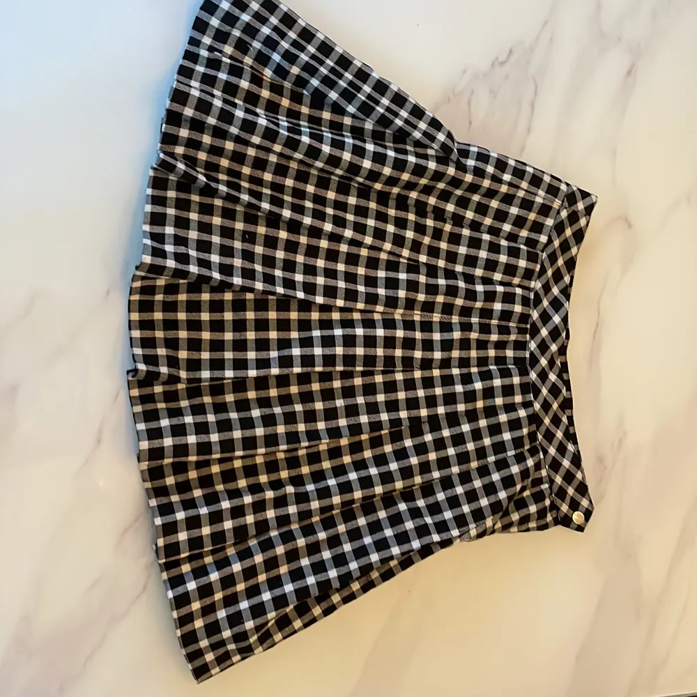 En fin mönstrad pleated kjol i otroligt bra skick! Säljer eftersom att kjolen inte är min still💗andvändt några gånger, Pris kan diskuteras!. Hameet.