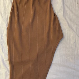Brun kjol - Nytt skick. Öppning på sidan