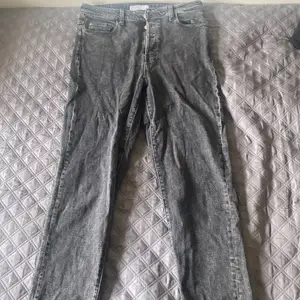 Raka, lite kortare jeans från Cubus i en mörkgrå färg som inte längre finns att köpa, modellen är straight selma i strlk. L men skulle säga att de även passar en M. Använda ett fåtal gånger och säljer pga de blivit förstora. 
