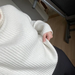 Super mysig stickad polotröja!!  - Stickad polotröja från H&M i storleken XS men passar även mig som är S/M. Inga skador utan säljer den eftersom den inte kommer till användning längre. Tryck inte på köp direkt!!! Skriv till mig istället om du är intresserad! 