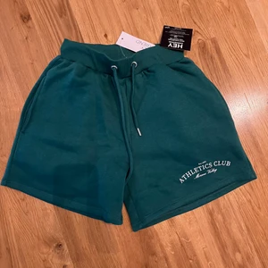 Mjukisshorts  - Mjukisshorts från Nelly storlek S. Endast testade på och lapparna sitter fortfarande kvar. Shortsen har normal passform på mig som vanligtvis har storlek 36/38 eller S/M i byxor.   Frakt tillkommer