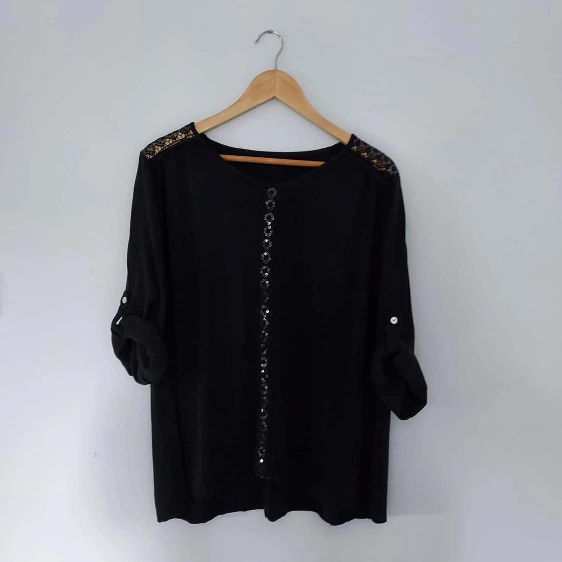 Blus med poljetter och justervar längd på ärmar - 90