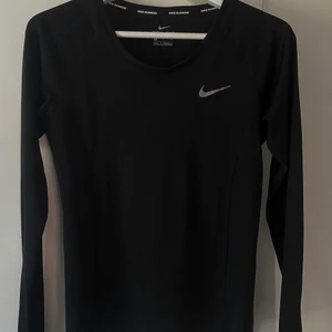 Träningströja nike  - Träningströja från Nike, använd ett fåtal gånger, storlek S.   Fraktkostnad: 40kr
