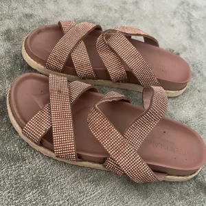 Rosa sandaler med strass  - Från River Island. I använt skick. 