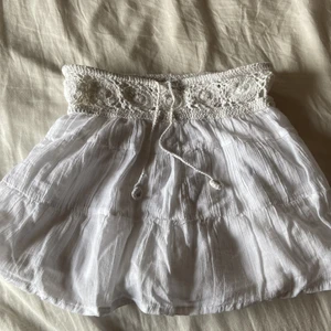 Minikjol med virkad detalj och shorts - En jätte fin shortskjol som passar perfekt till utomlands eller som en strand kjol. Tyvärr är den jätte liten, därför väljer jag att sälja den. Köparen står för frakt :) 