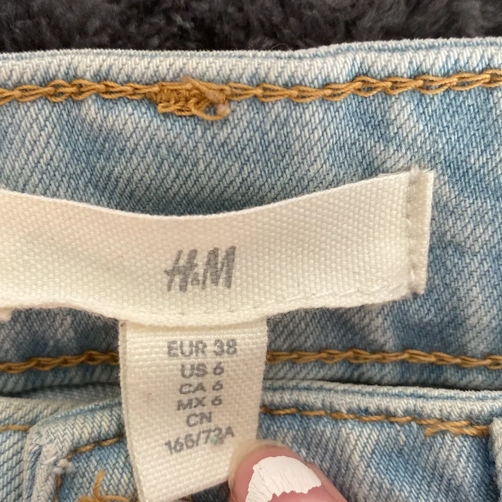 Ett par blåa jeans från H&M i storlek 38. Använda några gånger.💓. Jeans & Byxor.