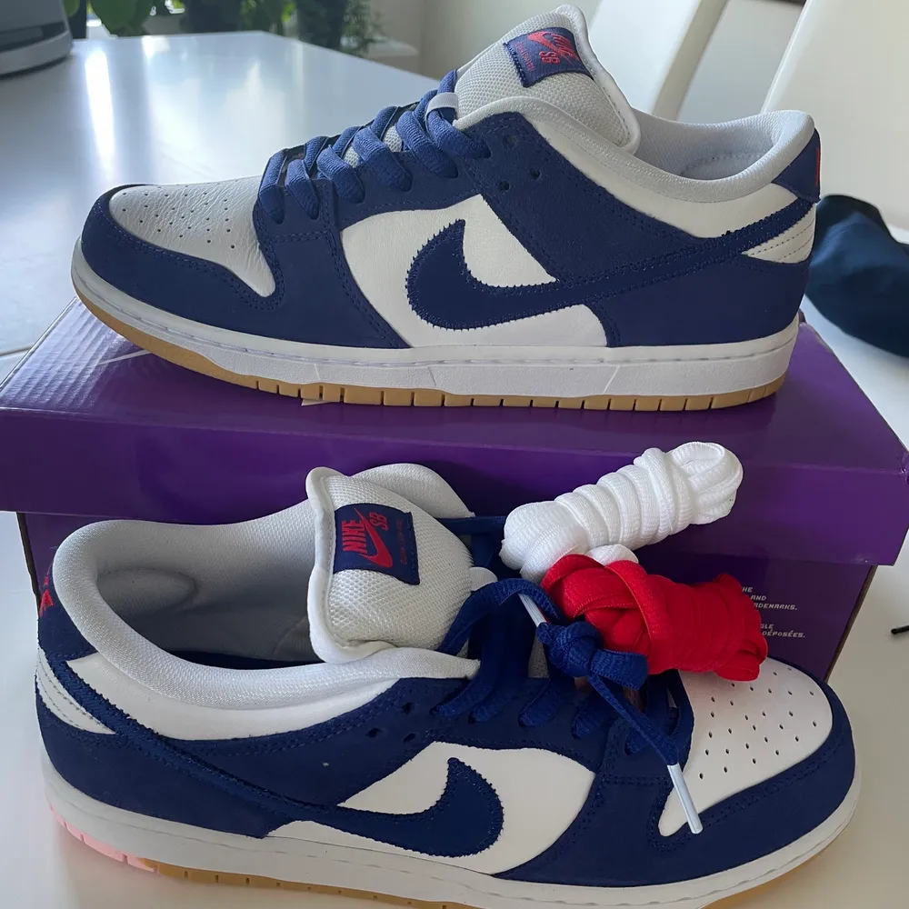 Helt nya Nike sb dunk i storlek 43 Modellen heter los angeles dodgers  . Skor.