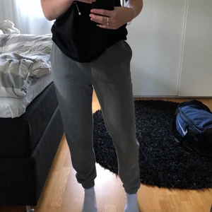 Mjukisbyxor från gina - Mjukisar från Gina i gråaktig färg! I storlek xs men är oversized, passar mig med 34-36. Superfint skick! 140kr + frakt🫶🏼💓 kolla gärna in mina andra annonser🫶🏼