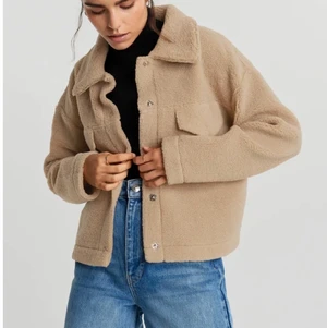 Höst jacka - Så fin beige teddy jacka ifrån gina tricot som är perfekt nu till hösten. Jacka är slutsåld på hemsidan och i ett jätte fint skick, ny pris är 400kr.❤️
