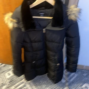 Svart jacka - Jag köpte den 1345kr och nu vill jag sälja den jag har använt den flera gånger men den har blivit för liten för mig.