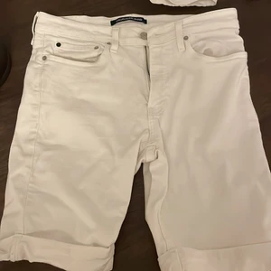 Calvin Klein Jeans  - Vita Calvin Klein Jeans i bra skick. Köparen står för frakt.