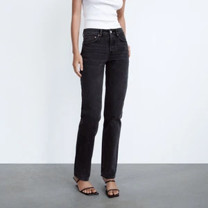Zara mid rise jeans - Säljer dom populära zara mid rise jeansen då dom tyvärr blivit försmå för mig😫 dom är väl använda och har skavts lite vid sömmen där bak (skriv för bild) men det är lagat och inget man tänker på men därav priset❤️