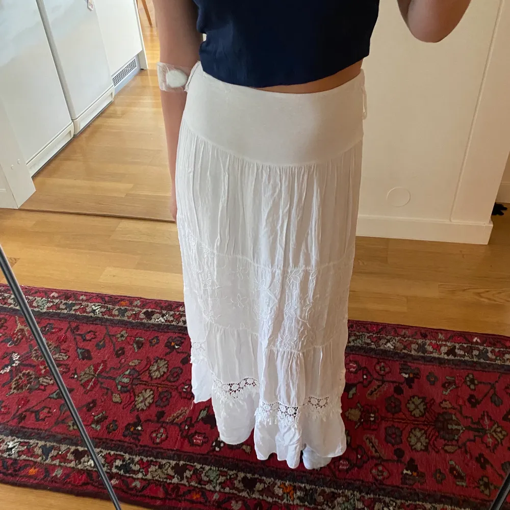 Fin vit lång kjol med broderier nertill, väldigt bra skick. Köpt utomlands så vet inte märket💓skulle säga att den passar både en S och M.  Jag är 168 lång. köparen står för frakten. Kjolar.