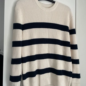 STICKAD ZARA-TRÖJA - Säljer en fin stickad tröja från Zara som inte ens är använd. Den är för liten för mig. Inköpt för 500 kr.