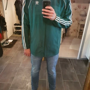 Adidas jacka grönvit - Grönvit adidasjacka i mycket gott skick. Använd två gånger, inköpt i berlin för två år sen för 99 euro