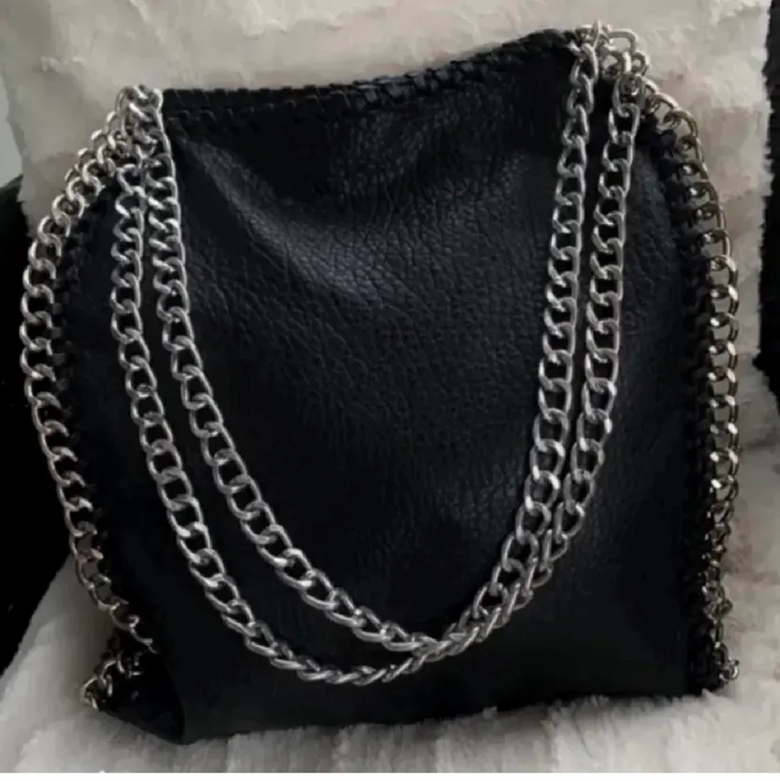Väska med kedjeband 