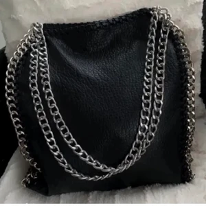 Väska med kedjeband  - Supersnygg och trendig väska som passar perfekt till skola osv. och rymmer dator. Säljer då jag inte får användning av den, i jättebra skick! 💕 Första bild lånad, andra bild egen