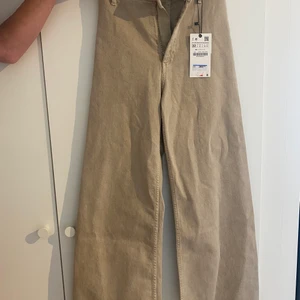 The Marine straight LOT 1017 Zara - Superfina beiga raka jeans ifrån Zara i storlek 32! aldrig använda pga för små, köparen står för frakten