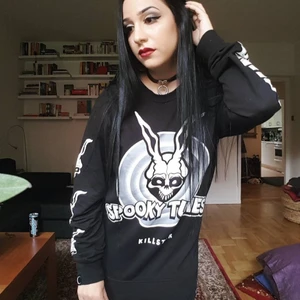 Killstar tjocktröja - Tröjan är i bra skick, storlek M oversize, inte haft chansen att haft på mig den många gånger innan jag växte ur den. Skulle säga att den är använd ca 5 ggr. Orginalpris var över 50£. 