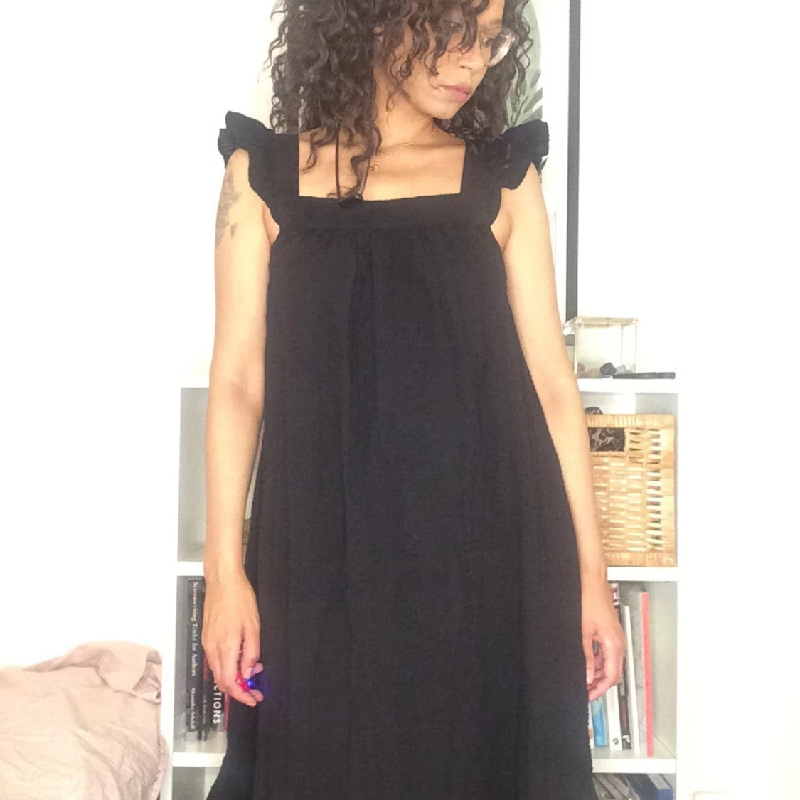 Svart H&M klänning med volanger