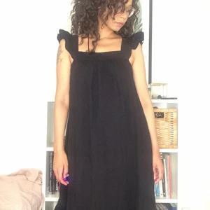 Svart H&M klänning med volanger - Säljer min snygga klänning från hm. Aldrig använd och mycket bra skick.   Åker på semester om en vecka och säljer bort flera kläder innan det. Kolla gärna mer på min sida. Pris kan förhandlas vid snabb affär!  