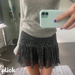 Zara kjol🫶 - Supersnygg glittrig kjol från zara i stl M men passar mig med S jättebra💕 (lånad bild) skriv privat vid frågor!!