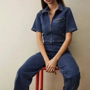 Jeans jumpsuit  - Ascool jeans playsuit från Urban outfitters. Cool med 70-tals vibe😎 Perfekt att ha på festival! Säljer pga köpte i två storlekar. Alltså helt oanvänd. Nypris är 600kr. 