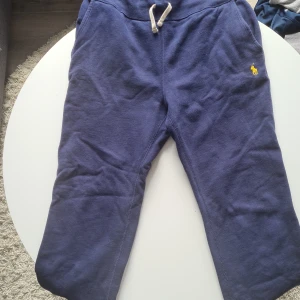 Polo Ralph Lauren mjukisbyxor - Mjukisbyxor från Ralph Lauren i väldigt bra skick.  Nypris 1200