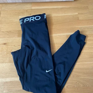 Nike tights M svarta - I bra skick, säljer pga att de inte kommer till användning. Storlek M