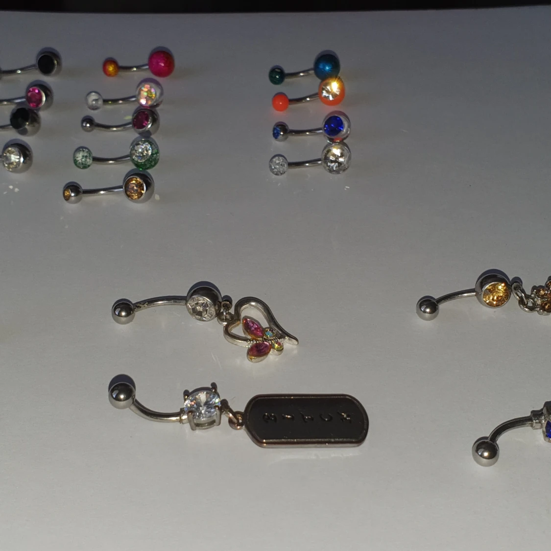 Nacelpiercing med och utan hänge