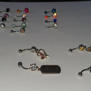 Nacelpiercing med och utan hänge - Säljer oanvända navelpiercingar då jag har för många. Med hänge 13kr och utan hänge 10kr. Bättre bilder kan fixas. Frakt 18kr. Fler piercing finns (industrial, tunga och smiley) 