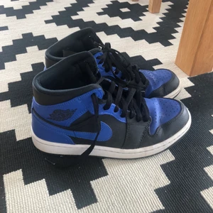 Jordans i storlek 40 - Säljer mina 1 år gamla jordans mid använd upp mot 30 gånger lite creasade men de är fortfarande i bra skick😁  Kom privat för mer bilder  Storlek 40 