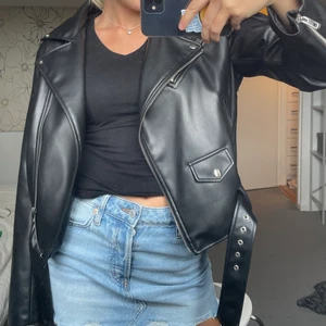 Skinnjacka - Skinnjacka från zara💖Strolek L men sitter perfekt på mig som vanliga fall bär S/36. Superfin skick och inga defekter på användning