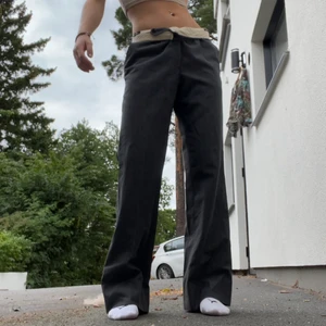 Gråa kostymbyxor  - Köpta på Beyond retros garage-sale! Kontakta för mer bilder/frågor <3 jag är 175