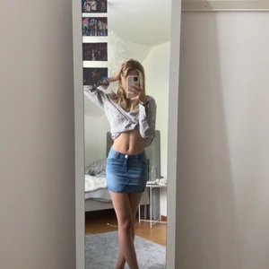 Low-waisted denim minikjol Kappahl - Low-waisted mini denimkjol i jättefina skick, använd fåtal gånger. Superstetchig i hela kjolen. Säljs av att den tyvärr inte kommer till användning här. ’Slitningarna’ är design. Läs min profil för mer information och dm:a vid intresse! 