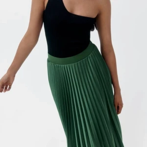 Grön plisserad kjol zara  - Grön plisserad kjol i satin från zara i storlek 34. Använd en gång så nyskick! 