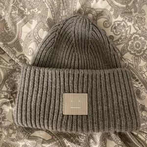 Acne mössa - INTRESSEKOLL på acne mössa som endast är använd en säsong. Skriv privat om du är intresserad 