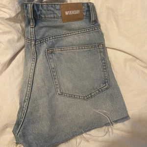 Jeansshorts - Ljusa shorts från weekday. Korta och högmidjade! Modell: Row