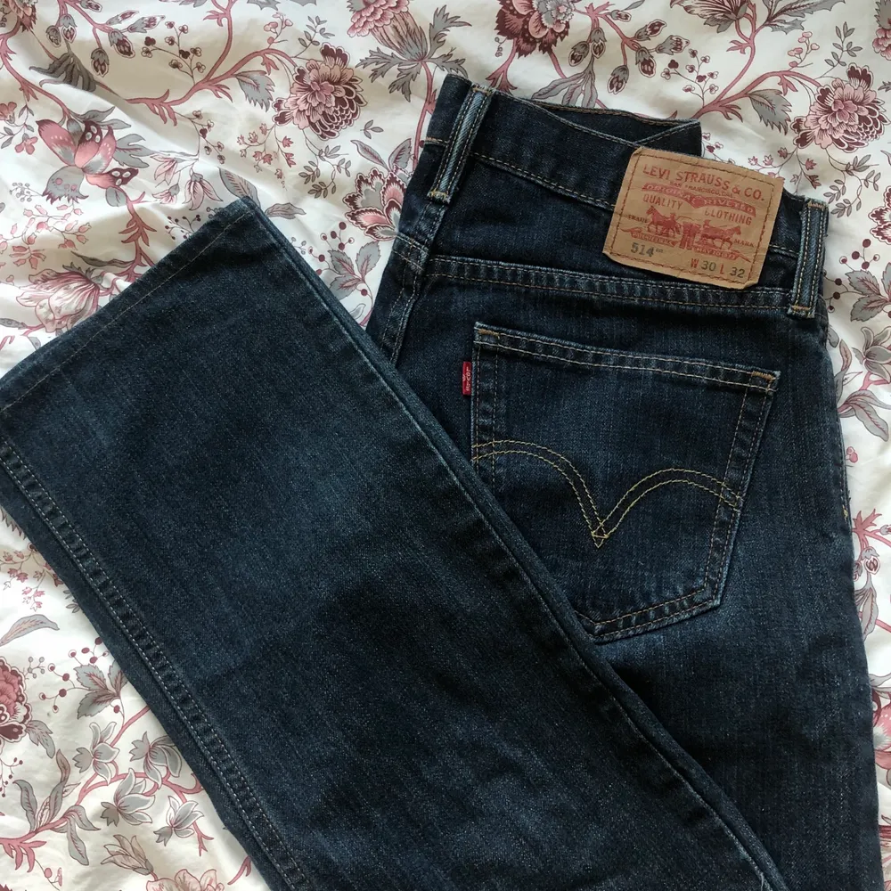 Skitsnygga äkta Levi’s jeans! Dessa är i modell 514 och är köpta secondhand. De är i ett väldigt bra sick. Jeansen är low waisted och sitter baggy. Modellen på bilden är 155cm. Kontakta mig vid frågor<3 . Jeans & Byxor.
